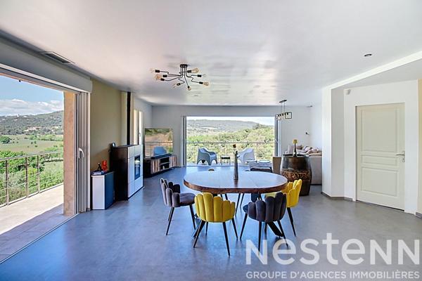 A VENDRE Maison à Taradeau 6 pièce(s) 236 m2 avec vue dégagée, piscine