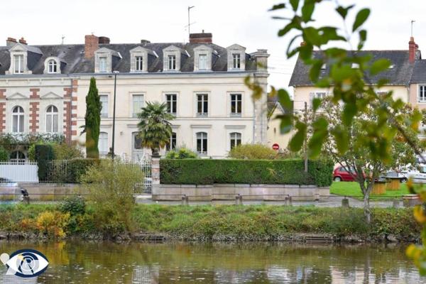Une maison de ville rive GAUCHE en bordure de la Mayenne, proximité centre ville et GARE LGV