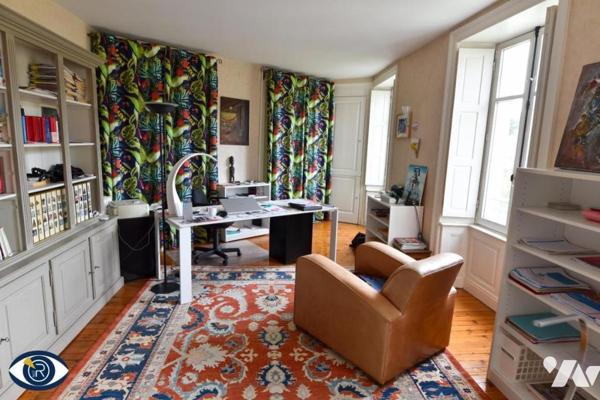 Une maison de ville rive GAUCHE en bordure de la Mayenne, proximité centre ville et GARE LGV