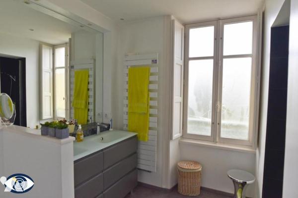 Une maison de ville rive GAUCHE en bordure de la Mayenne, proximité centre ville et GARE LGV