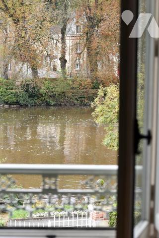 Une maison de ville rive GAUCHE en bordure de la Mayenne, proximité centre ville et GARE LGV