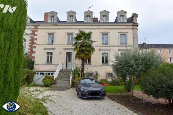 Une maison de ville rive GAUCHE en bordure de la Mayenne, proximité centre ville et GARE LGV
