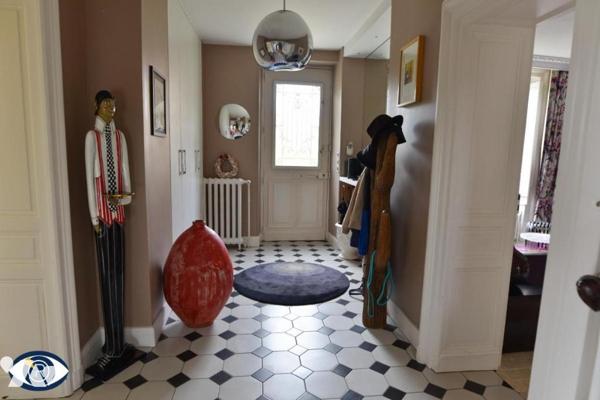 Une maison de ville rive GAUCHE en bordure de la Mayenne, proximité centre ville et GARE LGV