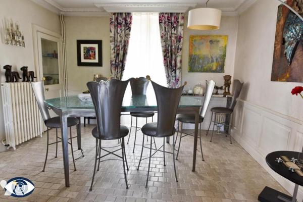 Une maison de ville rive GAUCHE en bordure de la Mayenne, proximité centre ville et GARE LGV