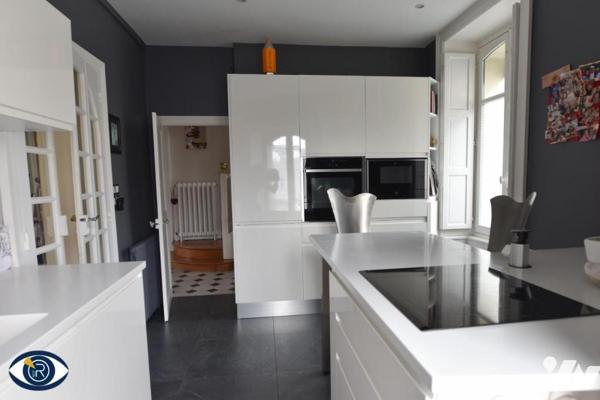 Une maison de ville rive GAUCHE en bordure de la Mayenne, proximité centre ville et GARE LGV