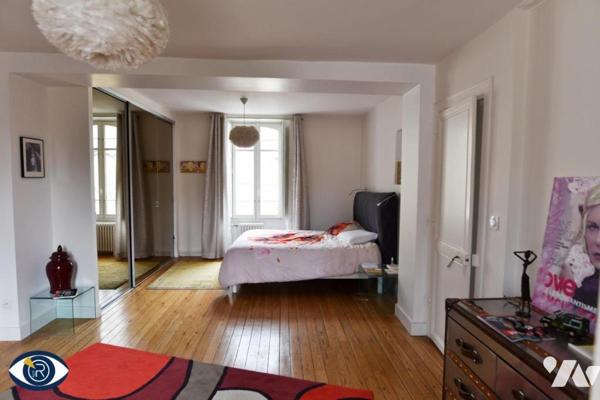 Une maison de ville rive GAUCHE en bordure de la Mayenne, proximité centre ville et GARE LGV