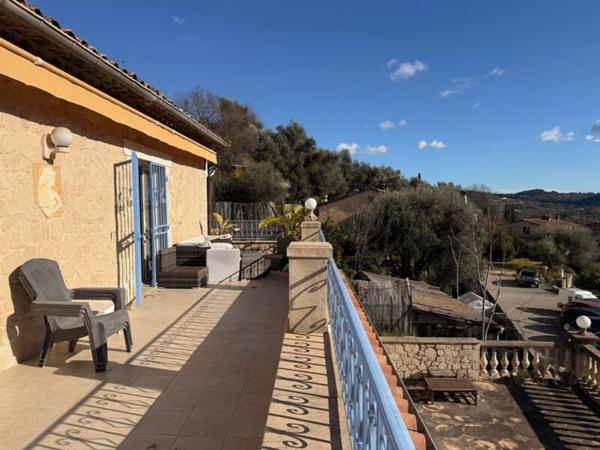 Maison provençale de caractère avec piscine, vue dégagée, 4 garages – Proche centre-ville et commerces