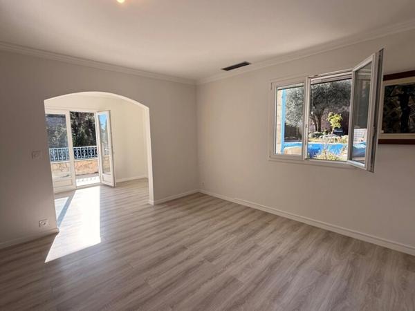 Maison provençale de caractère avec piscine, vue dégagée, 4 garages – Proche centre-ville et commerces