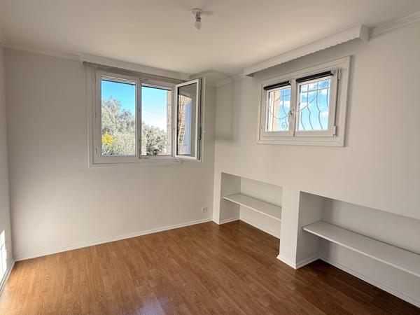 Maison provençale de caractère avec piscine, vue dégagée, 4 garages – Proche centre-ville et commerces