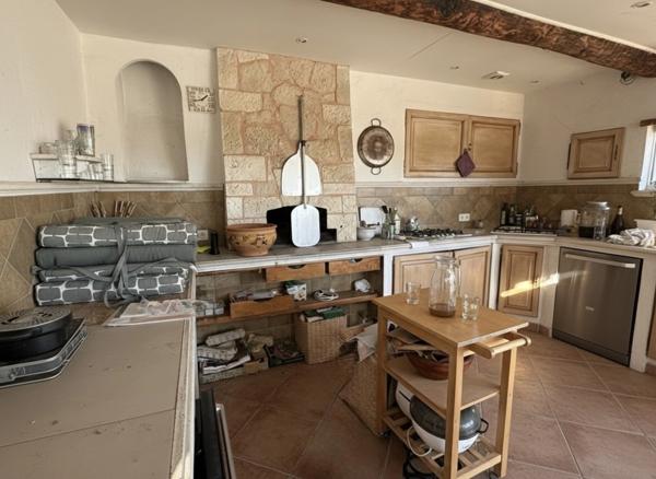 Maison provençale de caractère avec piscine, vue dégagée, 4 garages – Proche centre-ville et commerces