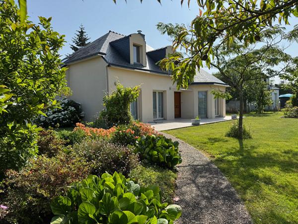 A vendre Superbe maison individuelle centre d'AMBON avec garage et dépendances sur terrain de 1280 m²