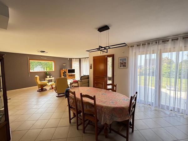 A vendre Superbe maison individuelle centre d'AMBON avec garage et dépendances sur terrain de 1280 m²