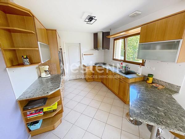 A vendre Superbe maison individuelle centre d'AMBON avec garage et dépendances sur terrain de 1280 m²