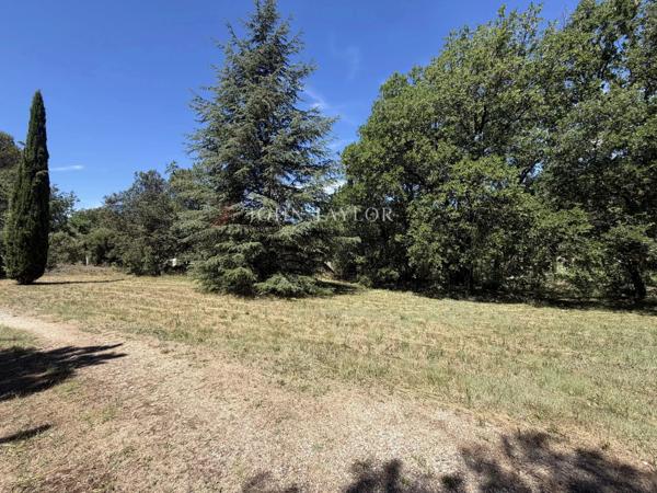 Terrain à Vendre à Ménerbes de: Construisez dans le Triangle d'Or du Luberon