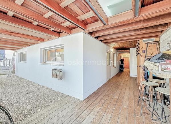 T3 RÉCENT 2025 – GRANDE TERRASSE DE 37 M² – PROCHE CENTRE

À proximité immédiate du centre et de toutes les commodités, venez découvrir ce bel appartement T3 récent, achevé en 2025, offrant des prestations modernes et un agréable espace extérieur.

L’appartement se compose d’une entrée ouvrant sur une belle pièce de vie avec cuisine aménagée et entièrement équipée.

L’espace nuit propose deux belles chambres, une salle d’eau avec douche à l’italienne ainsi qu’un WC indépendant.

À l’extérieur, vous profiterez d’une terrasse en L de 37 m². Des espaces de rangement viennent compléter cet extérieur.

L'appartement est équipé de la climatisation réversible.

Un bien récent, fonctionnel et parfaitement situé, au sein d’une petite copropriété sans charges.

Les + :
• Construction 2025
• Grande terrasse en L de 37 m²
• Deux belles chambres
• Cuisine aménagée et équipée
• Climatisation réversible
• Douche à l’italienne
• Nombreux rangements extérieurs
• Copropriété sans charges
• Proximité du centre et des commodités

Un appartement clé en main, idéal aussi bien pour une résidence principale que secondaire.