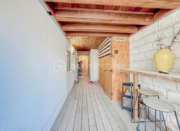 T3 RÉCENT 2025 – GRANDE TERRASSE DE 37 M² – PROCHE CENTRE

À proximité immédiate du centre et de toutes les commodités, venez découvrir ce bel appartement T3 récent, achevé en 2025, offrant des prestations modernes et un agréable espace extérieur.

L’appartement se compose d’une entrée ouvrant sur une belle pièce de vie avec cuisine aménagée et entièrement équipée.

L’espace nuit propose deux belles chambres, une salle d’eau avec douche à l’italienne ainsi qu’un WC indépendant.

À l’extérieur, vous profiterez d’une terrasse en L de 37 m². Des espaces de rangement viennent compléter cet extérieur.

L'appartement est équipé de la climatisation réversible.

Un bien récent, fonctionnel et parfaitement situé, au sein d’une petite copropriété sans charges.

Les + :
• Construction 2025
• Grande terrasse en L de 37 m²
• Deux belles chambres
• Cuisine aménagée et équipée
• Climatisation réversible
• Douche à l’italienne
• Nombreux rangements extérieurs
• Copropriété sans charges
• Proximité du centre et des commodités

Un appartement clé en main, idéal aussi bien pour une résidence principale que secondaire.