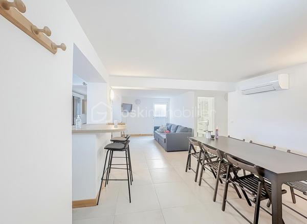T3 RÉCENT 2025 – GRANDE TERRASSE DE 37 M² – PROCHE CENTRE

À proximité immédiate du centre et de toutes les commodités, venez découvrir ce bel appartement T3 récent, achevé en 2025, offrant des prestations modernes et un agréable espace extérieur.

L’appartement se compose d’une entrée ouvrant sur une belle pièce de vie avec cuisine aménagée et entièrement équipée.

L’espace nuit propose deux belles chambres, une salle d’eau avec douche à l’italienne ainsi qu’un WC indépendant.

À l’extérieur, vous profiterez d’une terrasse en L de 37 m². Des espaces de rangement viennent compléter cet extérieur.

L'appartement est équipé de la climatisation réversible.

Un bien récent, fonctionnel et parfaitement situé, au sein d’une petite copropriété sans charges.

Les + :
• Construction 2025
• Grande terrasse en L de 37 m²
• Deux belles chambres
• Cuisine aménagée et équipée
• Climatisation réversible
• Douche à l’italienne
• Nombreux rangements extérieurs
• Copropriété sans charges
• Proximité du centre et des commodités

Un appartement clé en main, idéal aussi bien pour une résidence principale que secondaire.