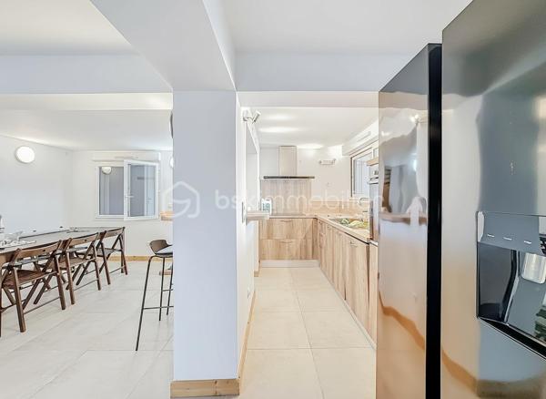 T3 RÉCENT 2025 – GRANDE TERRASSE DE 37 M² – PROCHE CENTRE

À proximité immédiate du centre et de toutes les commodités, venez découvrir ce bel appartement T3 récent, achevé en 2025, offrant des prestations modernes et un agréable espace extérieur.

L’appartement se compose d’une entrée ouvrant sur une belle pièce de vie avec cuisine aménagée et entièrement équipée.

L’espace nuit propose deux belles chambres, une salle d’eau avec douche à l’italienne ainsi qu’un WC indépendant.

À l’extérieur, vous profiterez d’une terrasse en L de 37 m². Des espaces de rangement viennent compléter cet extérieur.

L'appartement est équipé de la climatisation réversible.

Un bien récent, fonctionnel et parfaitement situé, au sein d’une petite copropriété sans charges.

Les + :
• Construction 2025
• Grande terrasse en L de 37 m²
• Deux belles chambres
• Cuisine aménagée et équipée
• Climatisation réversible
• Douche à l’italienne
• Nombreux rangements extérieurs
• Copropriété sans charges
• Proximité du centre et des commodités

Un appartement clé en main, idéal aussi bien pour une résidence principale que secondaire.
