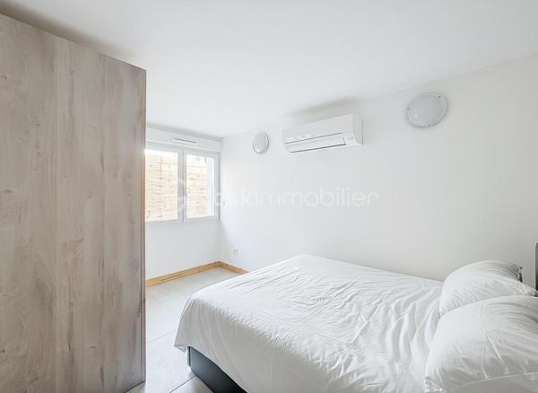T3 RÉCENT 2025 – GRANDE TERRASSE DE 37 M² – PROCHE CENTRE

À proximité immédiate du centre et de toutes les commodités, venez découvrir ce bel appartement T3 récent, achevé en 2025, offrant des prestations modernes et un agréable espace extérieur.

L’appartement se compose d’une entrée ouvrant sur une belle pièce de vie avec cuisine aménagée et entièrement équipée.

L’espace nuit propose deux belles chambres, une salle d’eau avec douche à l’italienne ainsi qu’un WC indépendant.

À l’extérieur, vous profiterez d’une terrasse en L de 37 m². Des espaces de rangement viennent compléter cet extérieur.

L'appartement est équipé de la climatisation réversible.

Un bien récent, fonctionnel et parfaitement situé, au sein d’une petite copropriété sans charges.

Les + :
• Construction 2025
• Grande terrasse en L de 37 m²
• Deux belles chambres
• Cuisine aménagée et équipée
• Climatisation réversible
• Douche à l’italienne
• Nombreux rangements extérieurs
• Copropriété sans charges
• Proximité du centre et des commodités

Un appartement clé en main, idéal aussi bien pour une résidence principale que secondaire.