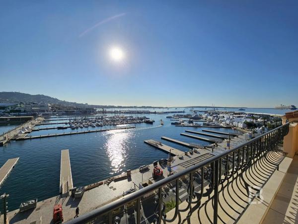 A vendre à Cannes, bel appartement en dernier étage avec vue sur le Port