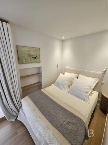 A vendre à Cannes, bel appartement en dernier étage avec vue sur le Port