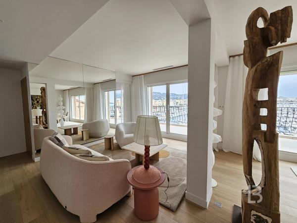 A vendre à Cannes, bel appartement en dernier étage avec vue sur le Port