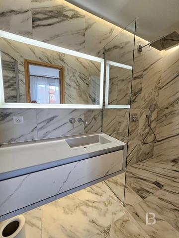 A vendre à Cannes, bel appartement en dernier étage avec vue sur le Port