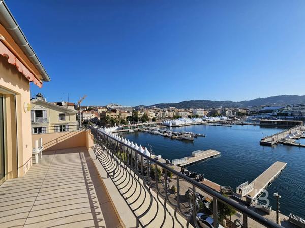 A vendre à Cannes, bel appartement en dernier étage avec vue sur le Port