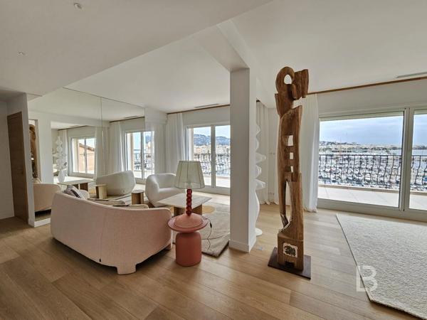 A vendre à Cannes, bel appartement en dernier étage avec vue sur le Port