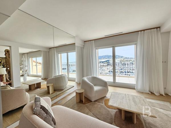 A vendre à Cannes, bel appartement en dernier étage avec vue sur le Port