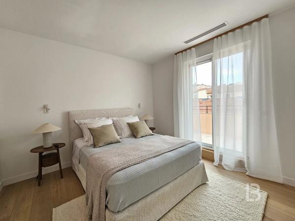 A vendre à Cannes, bel appartement en dernier étage avec vue sur le Port