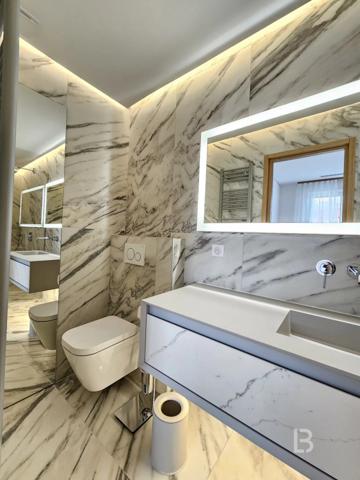 A vendre à Cannes, bel appartement en dernier étage avec vue sur le Port