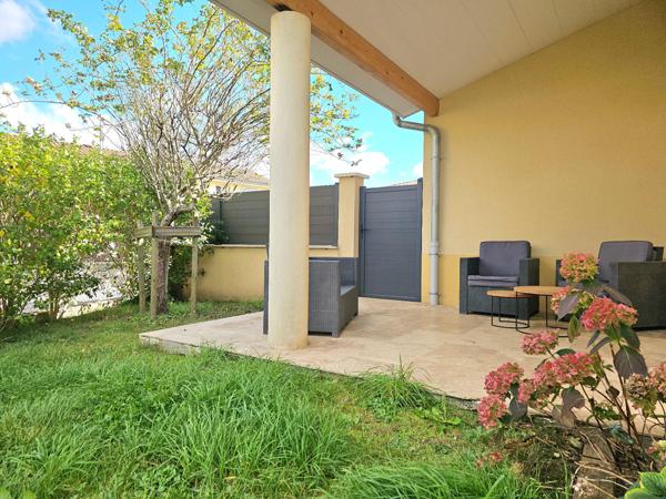 Maison mitoyenne, 3 chambres, garage et stationnement sur 333 m2 de terrain clos.