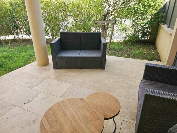 Maison mitoyenne, 3 chambres, garage et stationnement sur 333 m2 de terrain clos.