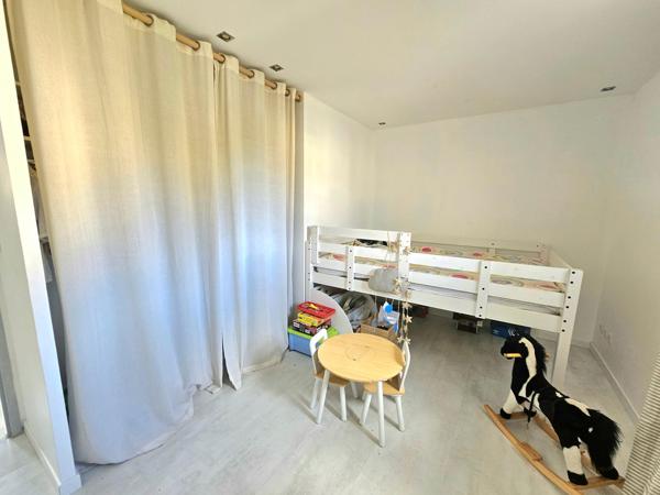 Maison mitoyenne, 3 chambres, garage et stationnement sur 333 m2 de terrain clos.