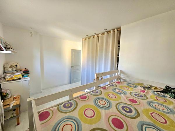 Maison mitoyenne, 3 chambres, garage et stationnement sur 333 m2 de terrain clos.