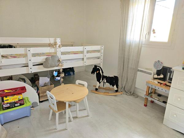 Maison mitoyenne, 3 chambres, garage et stationnement sur 333 m2 de terrain clos.