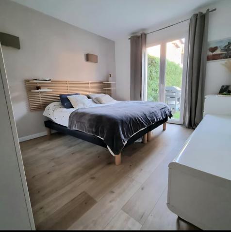 Maison mitoyenne, 3 chambres, garage et stationnement sur 333 m2 de terrain clos.