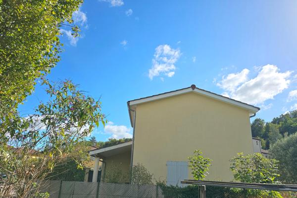 Maison mitoyenne, 3 chambres, garage et stationnement sur 333 m2 de terrain clos.