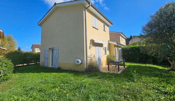 Maison mitoyenne, 3 chambres, garage et stationnement sur 333 m2 de terrain clos.