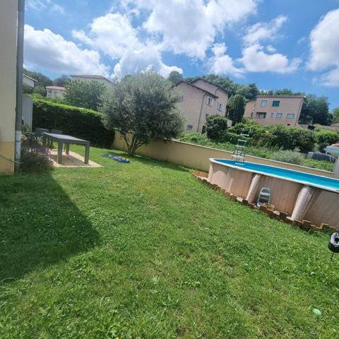 Maison mitoyenne, 3 chambres, garage et stationnement sur 333 m2 de terrain clos.