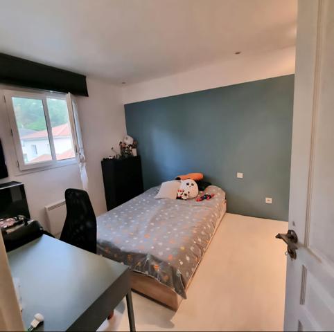 Maison mitoyenne, 3 chambres, garage et stationnement sur 333 m2 de terrain clos.