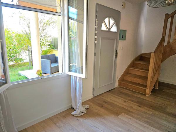 Maison mitoyenne, 3 chambres, garage et stationnement sur 333 m2 de terrain clos.