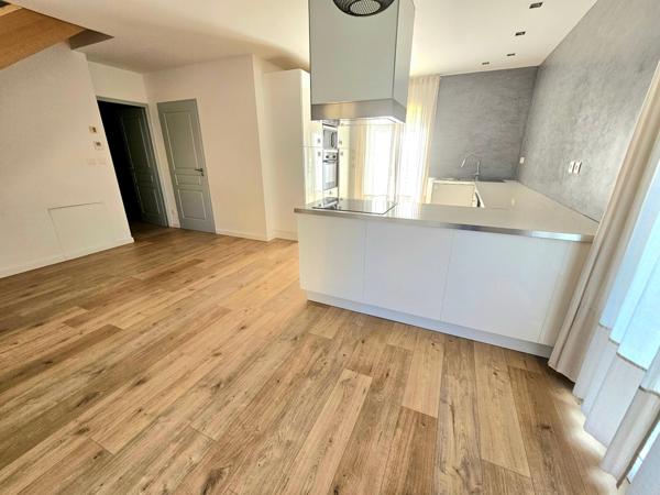 Maison mitoyenne, 3 chambres, garage et stationnement sur 333 m2 de terrain clos.