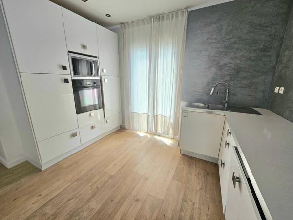 Maison mitoyenne, 3 chambres, garage et stationnement sur 333 m2 de terrain clos.