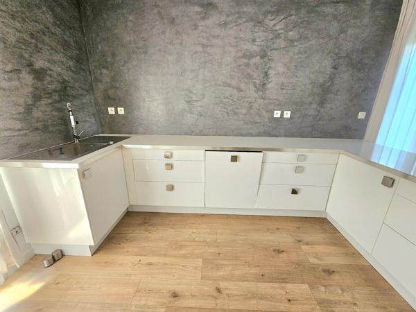 Maison mitoyenne, 3 chambres, garage et stationnement sur 333 m2 de terrain clos.