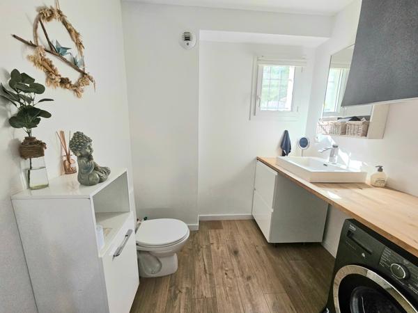 Maison mitoyenne, 3 chambres, garage et stationnement sur 333 m2 de terrain clos.