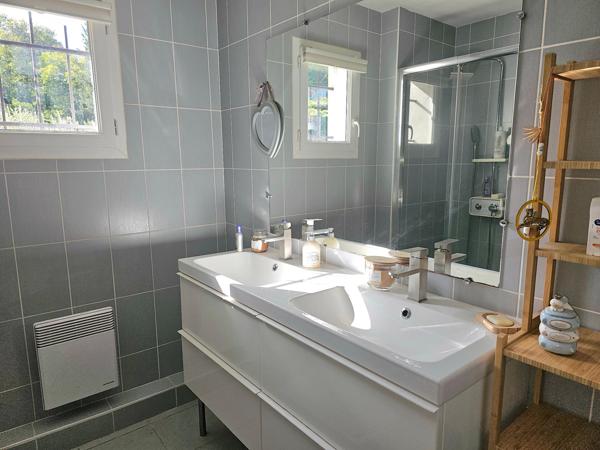 Maison mitoyenne, 3 chambres, garage et stationnement sur 333 m2 de terrain clos.