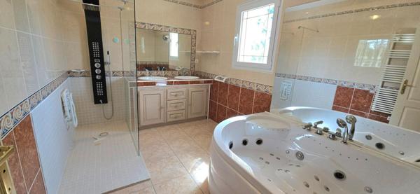 Maison individuelle de standing, avec piscine et double garage