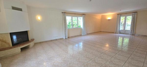 Maison individuelle de standing, avec piscine et double garage